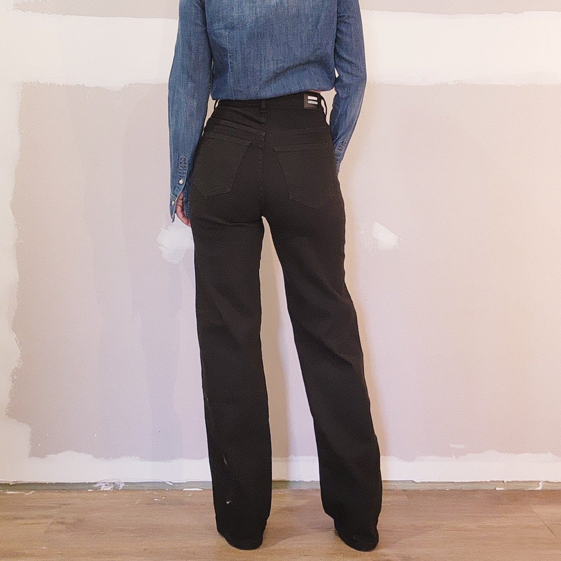 Dr Denim Moxy straight leg solid black denim jeans. High waisted style in a midweight stretch denim. Amazing jeans new with no tags.