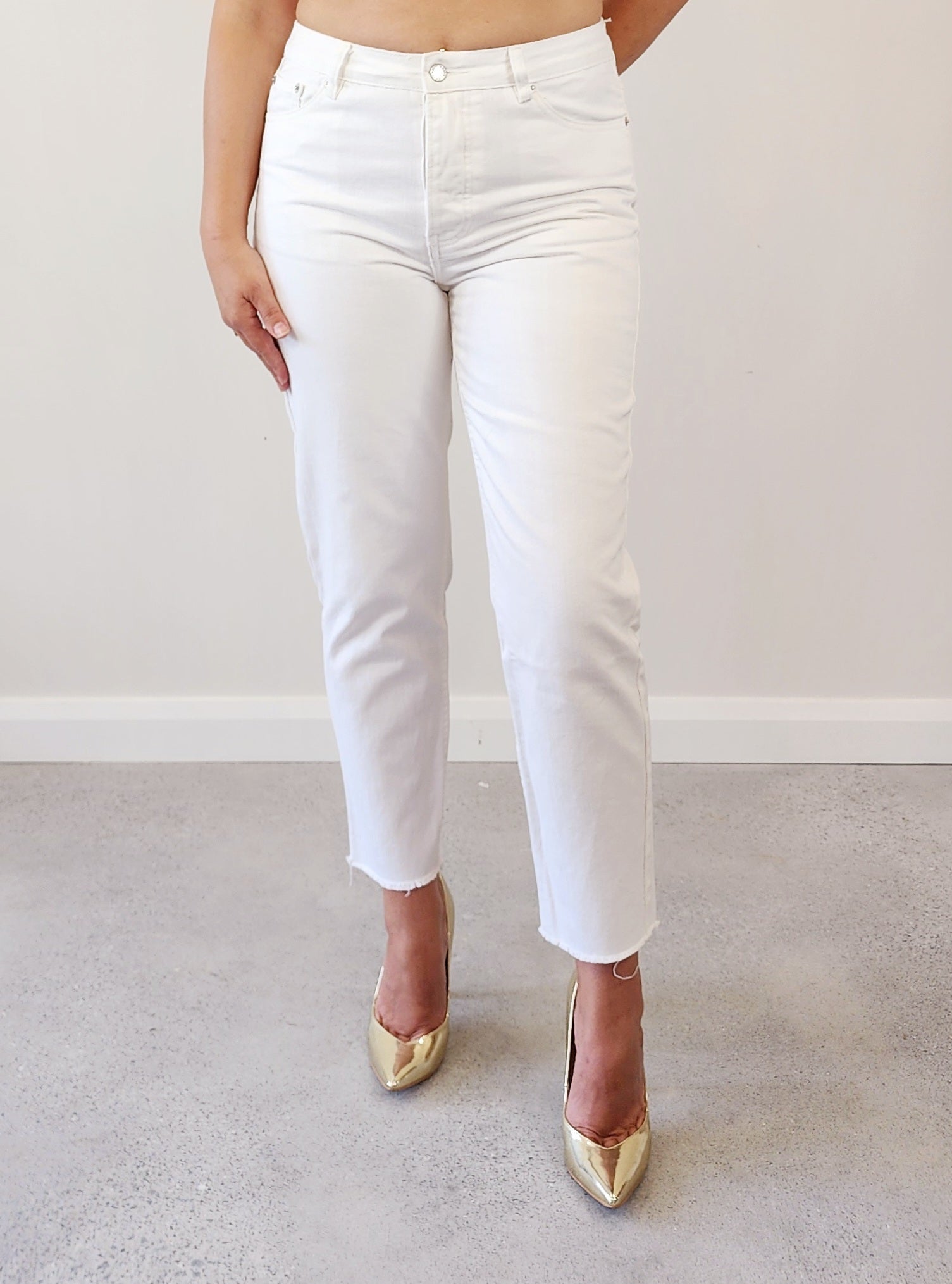 Pre-loved white jeans barely worn, in size 12