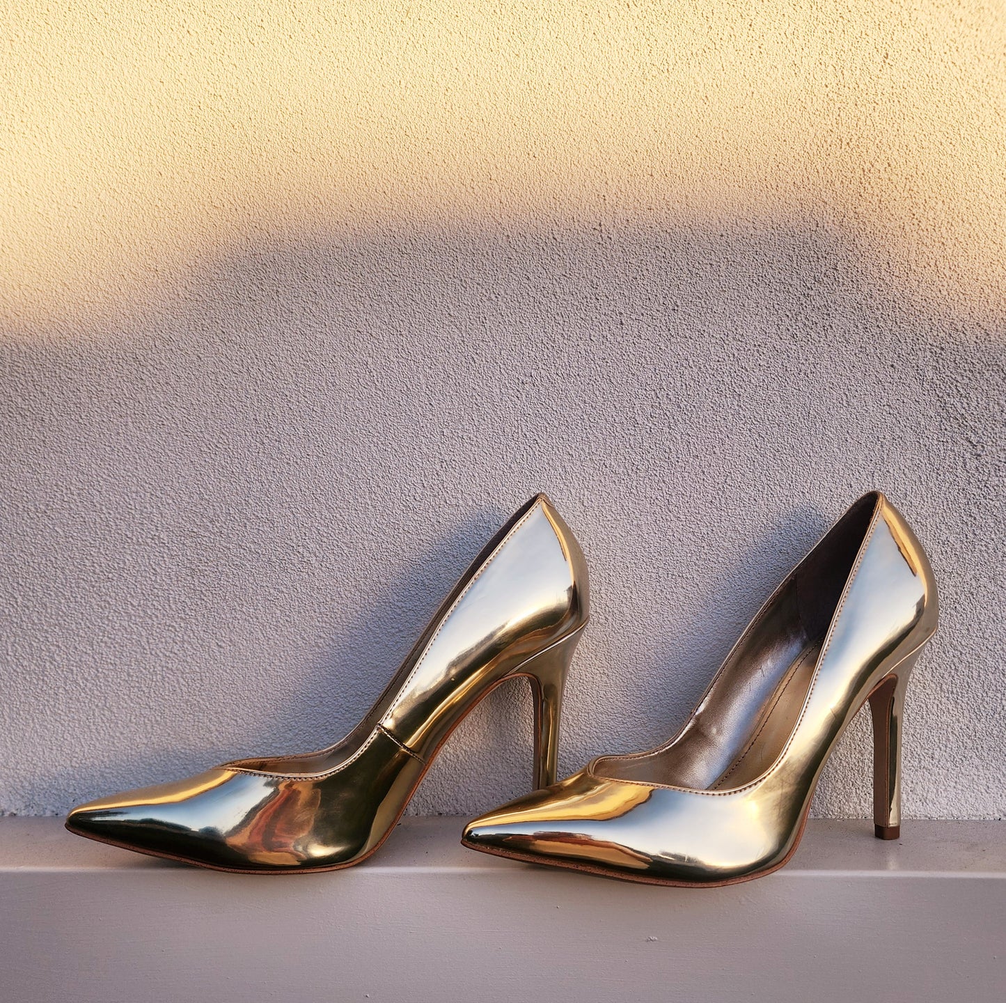 Guess gold metallic stiletto pumps size 8