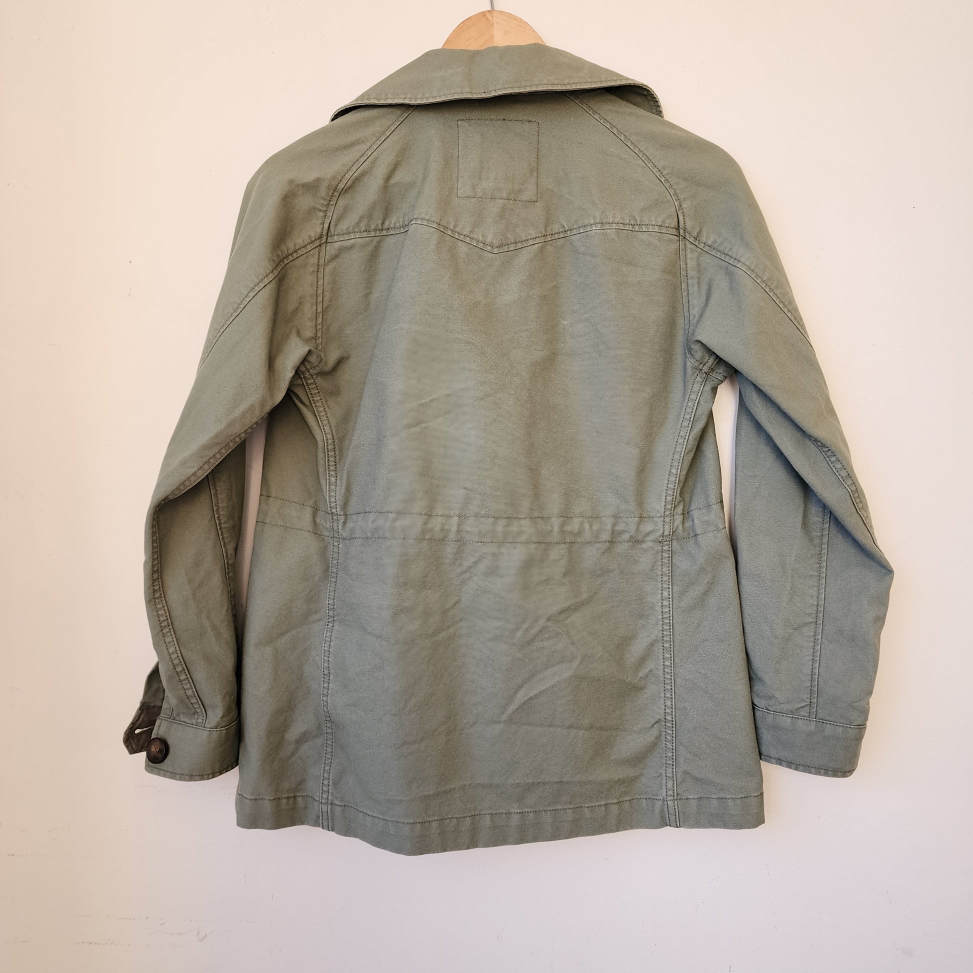 Levis army green longer style parker jacket, excellent secondhand condition. xs