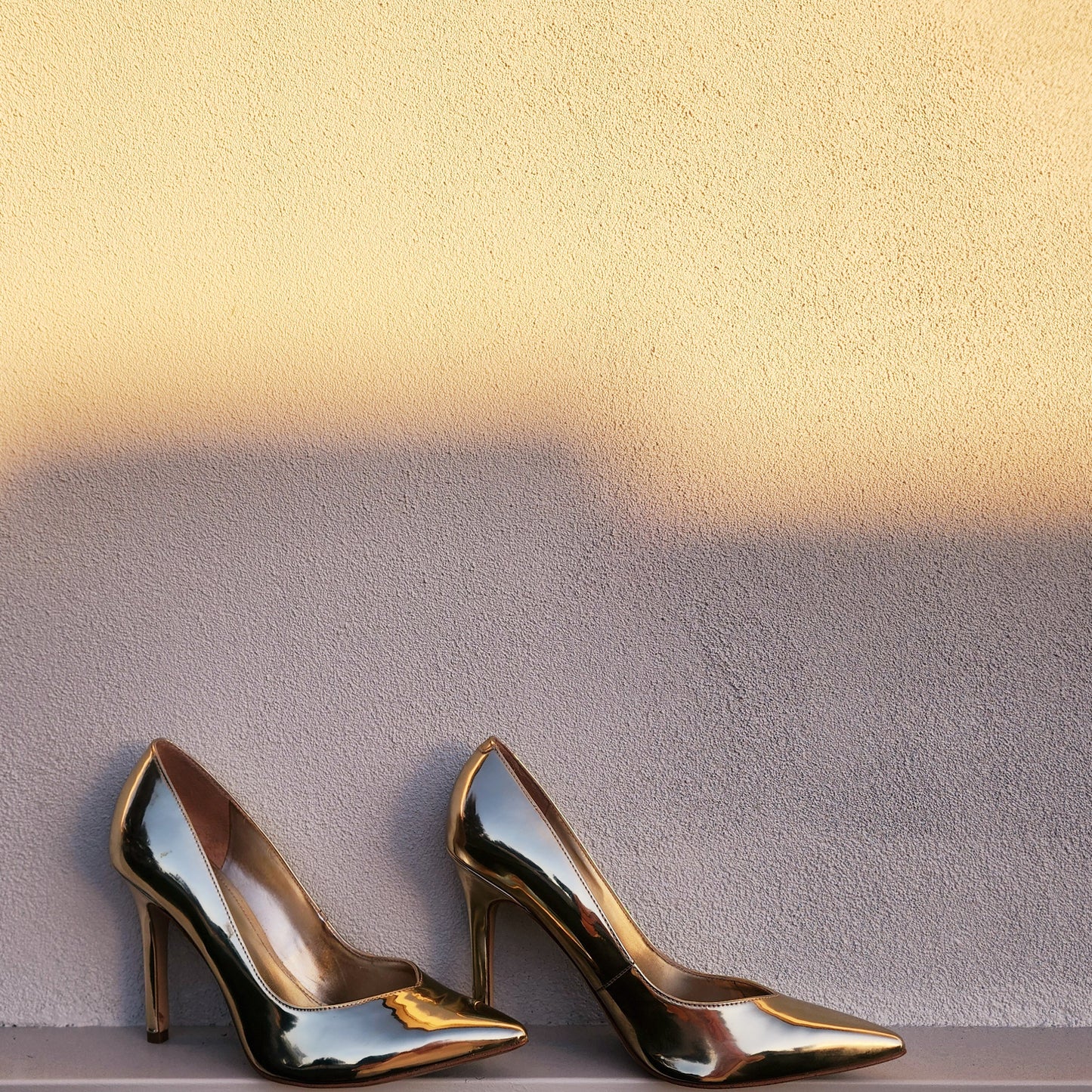 Guess gold metallic stiletto pumps size 8