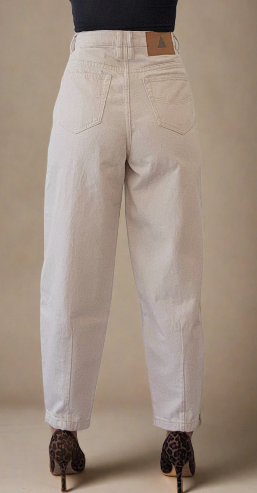 Secondhand high waisted jeans, cropped size 8