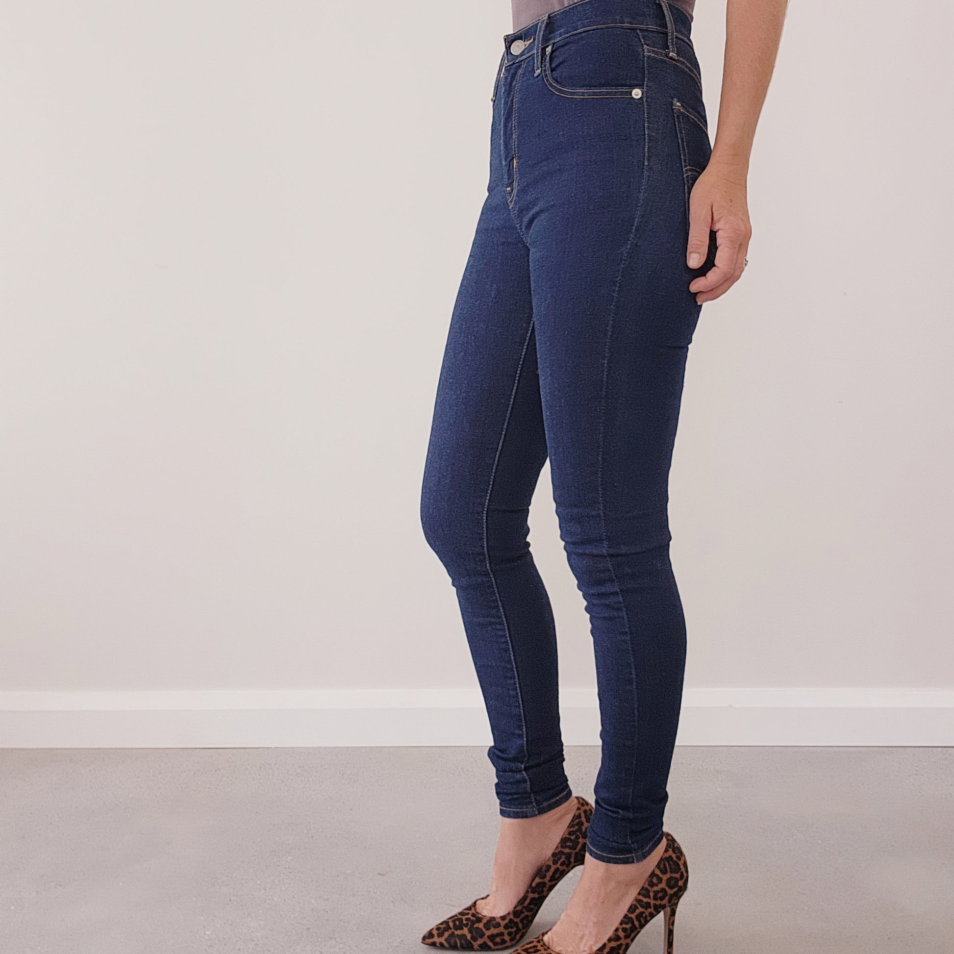 Side View of secondhand mile high skinny Levi jeans in dark navy blue.  For sale online at Wilson Avenue