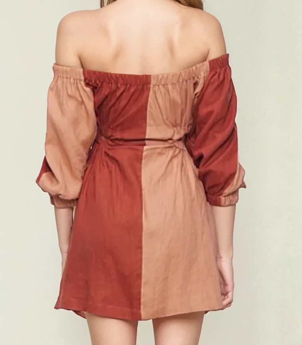 The back view of the duo tone linen midi dress by fashion label Sovere. This dress can be worn off or on shoulder and back to front. Available online at wilsonavenue.au