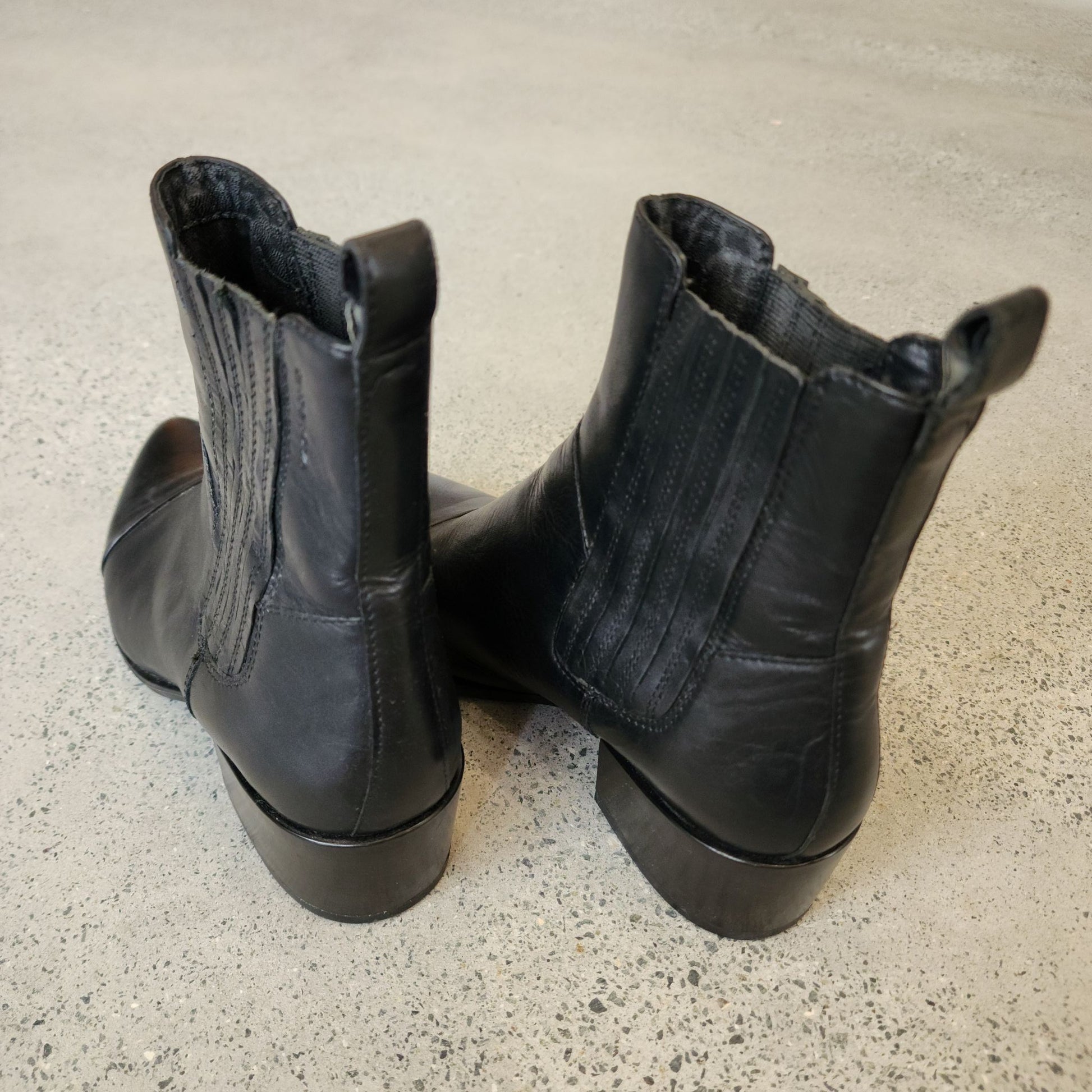 Rear angle of Vagabond Maja boots showing sleek leather and stitching detail.