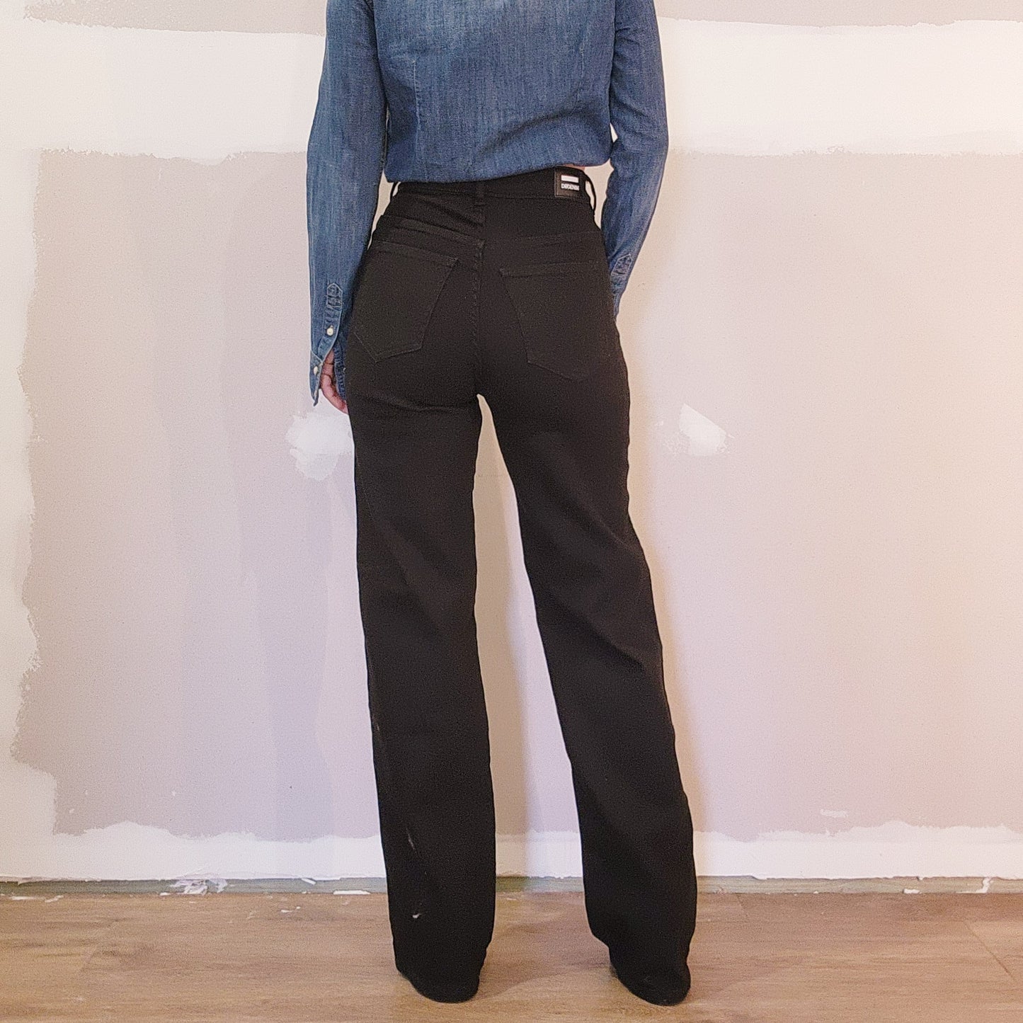 Dr Denim Moxy straight leg solid black denim jeans. High waisted style in a midweight stretch denim. Amazing jeans new with no tags.
