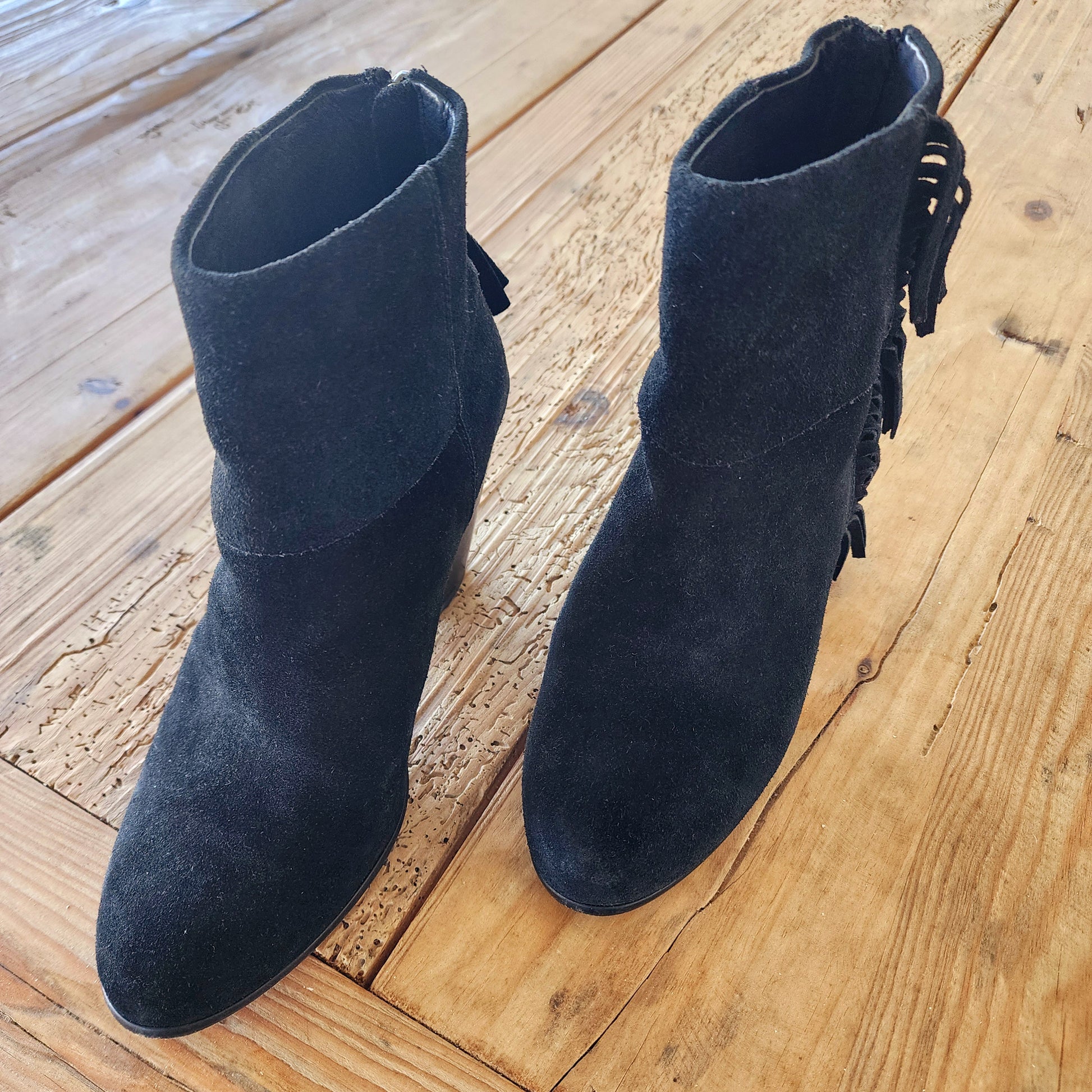 Image showing the Ash fringe suede boots in black. This image shows the beautiful condition of the secondhand boots