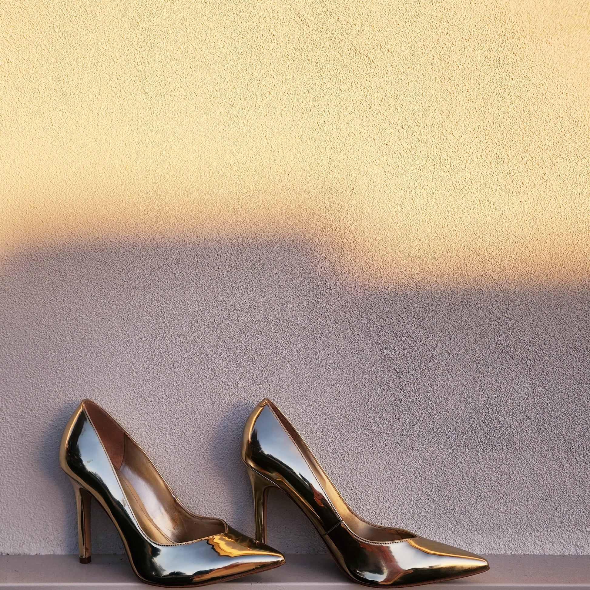 Guess gold metallic stiletto pumps size 8