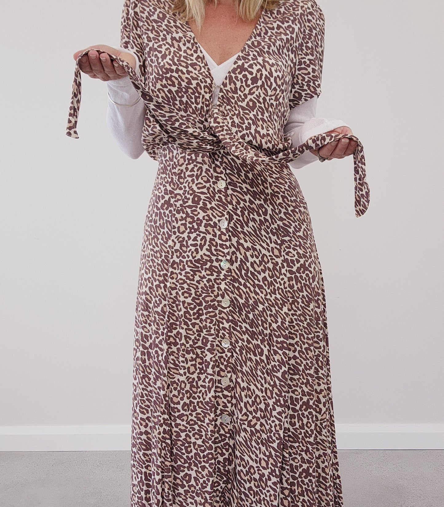 Alena tie front maxi dress by Kivari in Animal print. Secondhand.