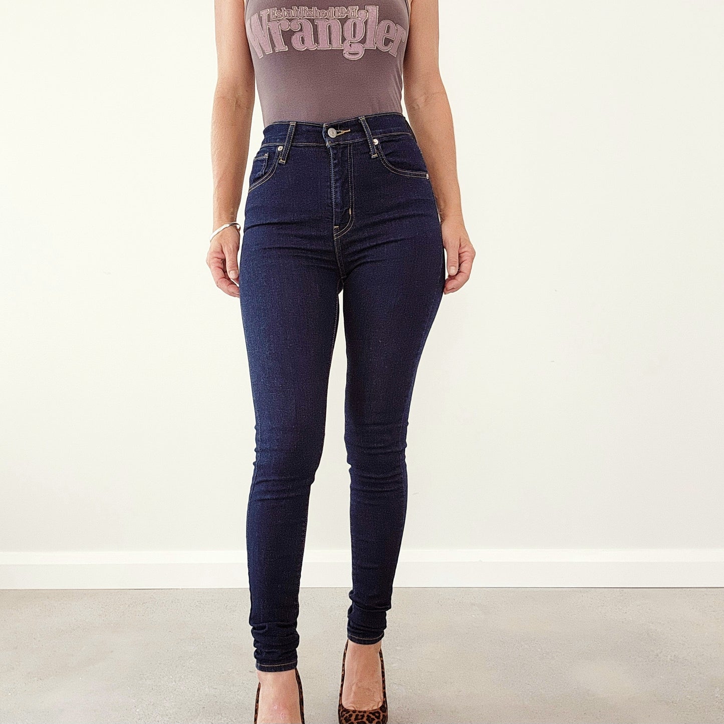 Prel-loved Dark wash blue super skinny Levi Jeans in size 25 for sale online at Wilson Avenue