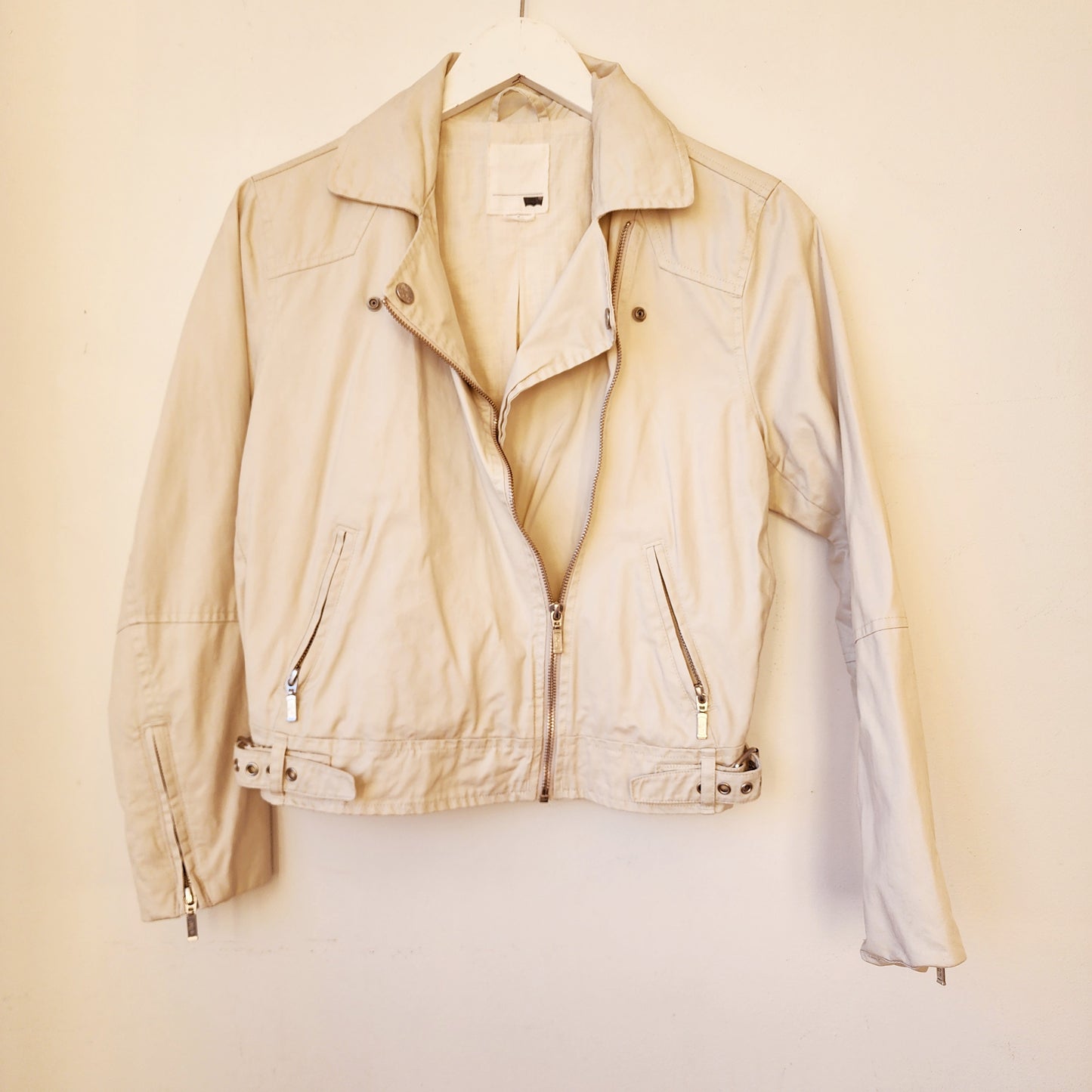 Zip up Levi's cropped 80's style jacket, cream colour, M