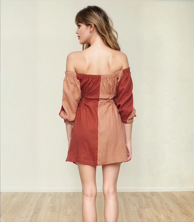 The back view of the duo tone linen midi dress by fashion label Sovere. This dress can be worn off or on shoulder and back to front. Available online at wilsonavenue.au