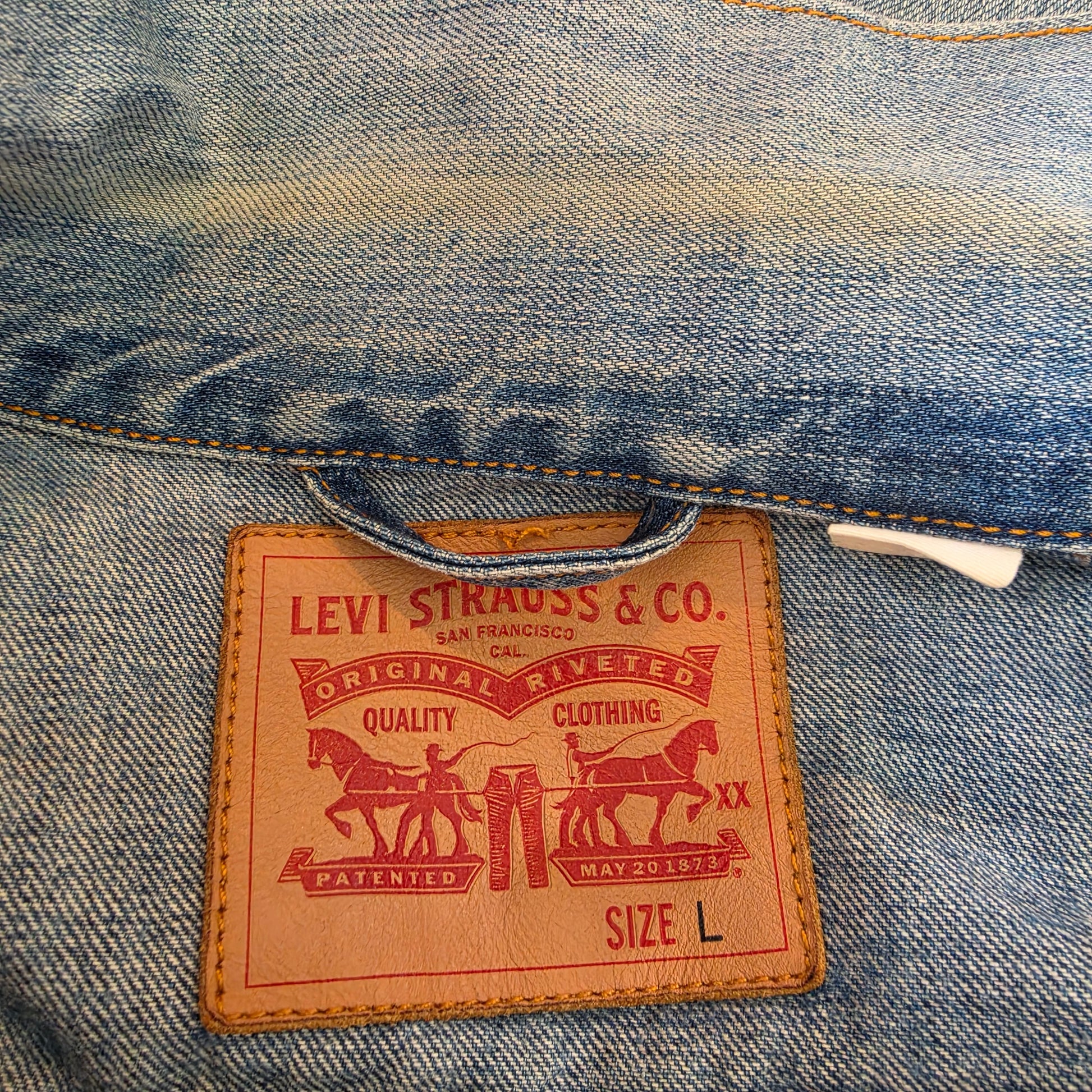 Image showing the inside collar discolouration on the Levis enim trucker jacket