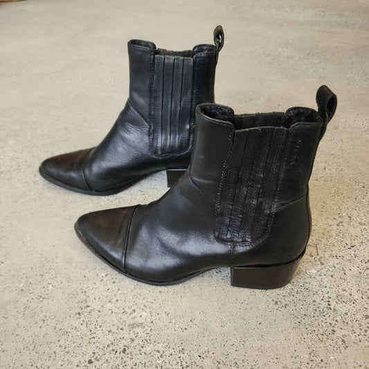 Side profile of the Vagabond Marja western boots showing pointed toe and stacked heel.