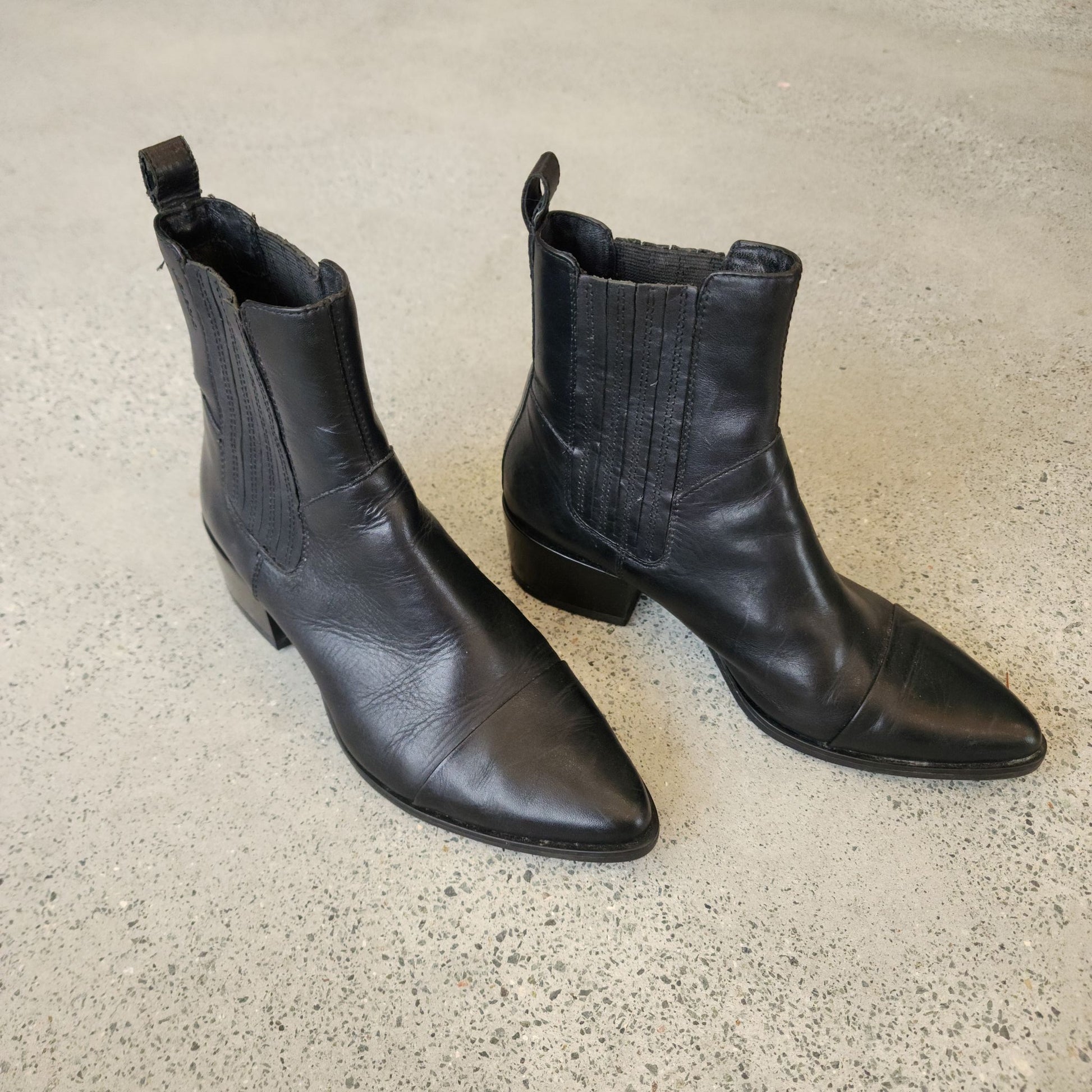 Top side profile of the Vagabond Marja western boots showing pointed toe and stacked heel.