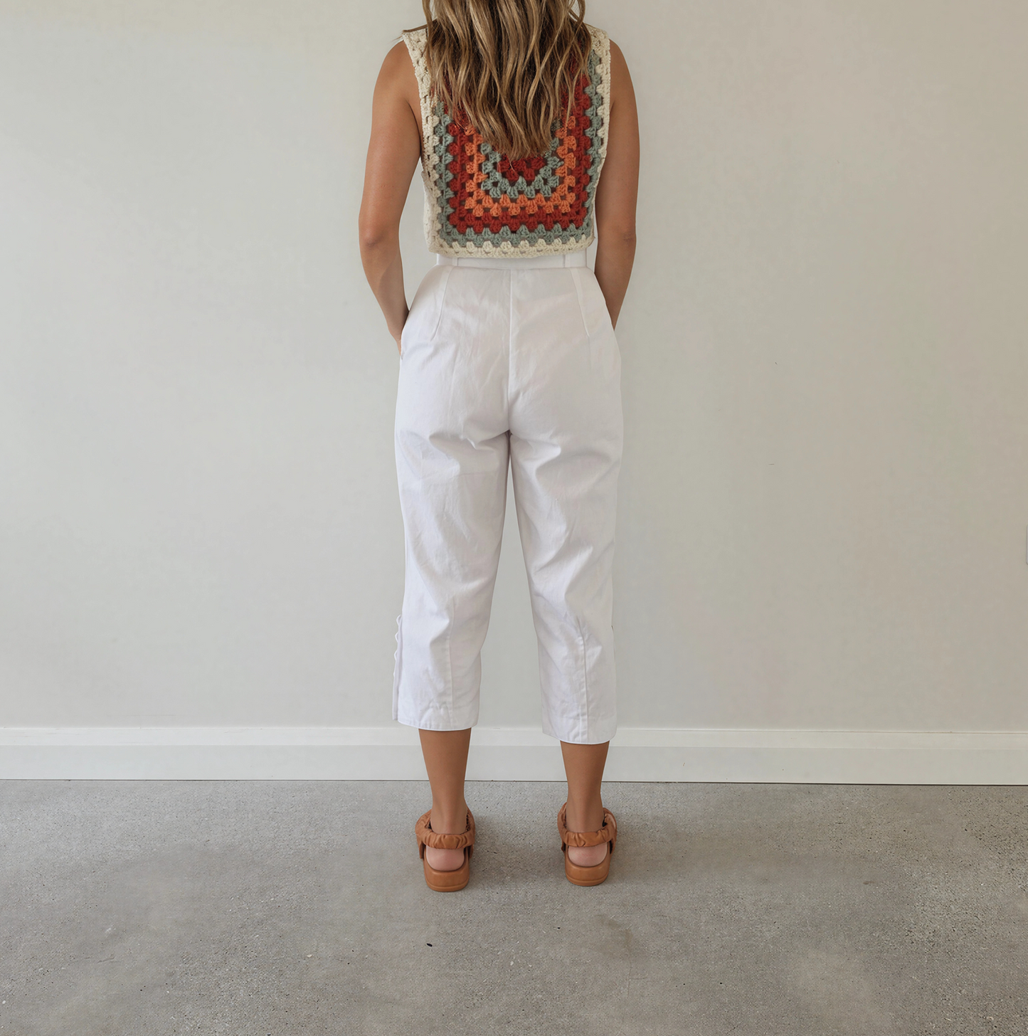 Back view of vintage Katies white cropped pants with tailored fit and high-rise waist.