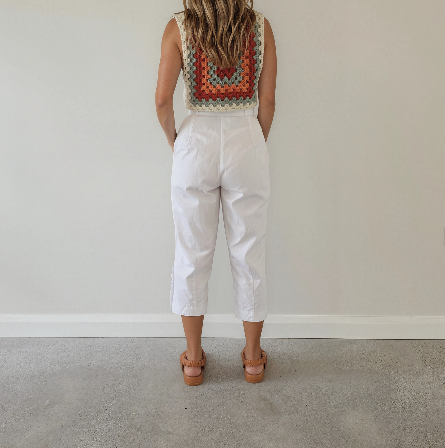 Back view of vintage Katies white cropped pants with tailored fit and high-rise waist.
